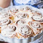 Домашните канелени кифлички са по-вкусни от кафенетата: 3 рецепти за